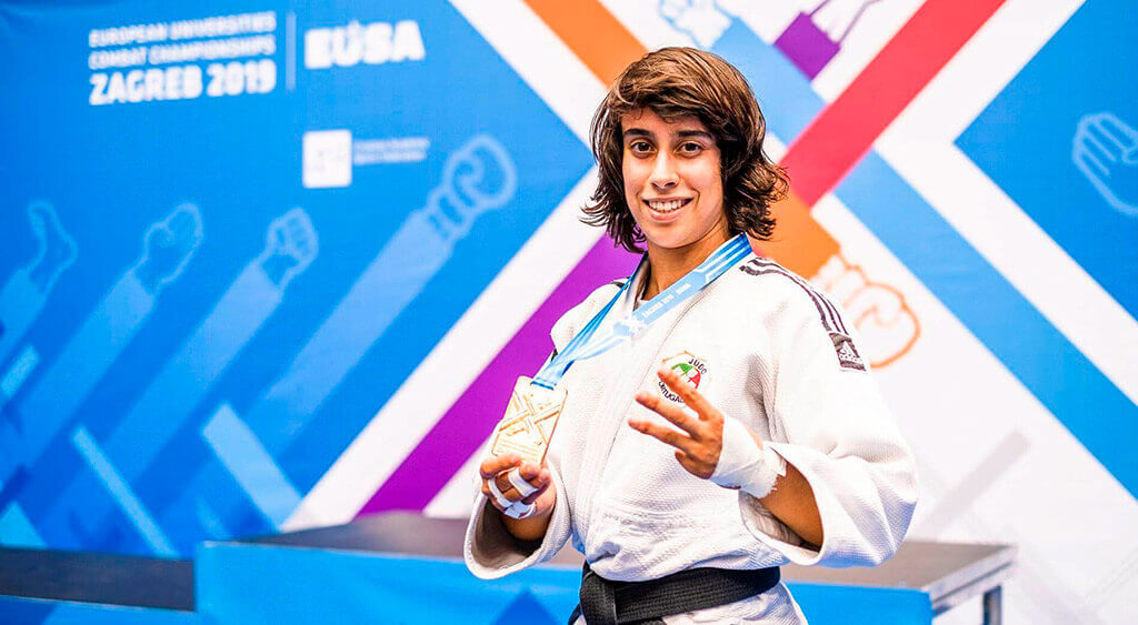 Catarina Costa a mostrar medalha